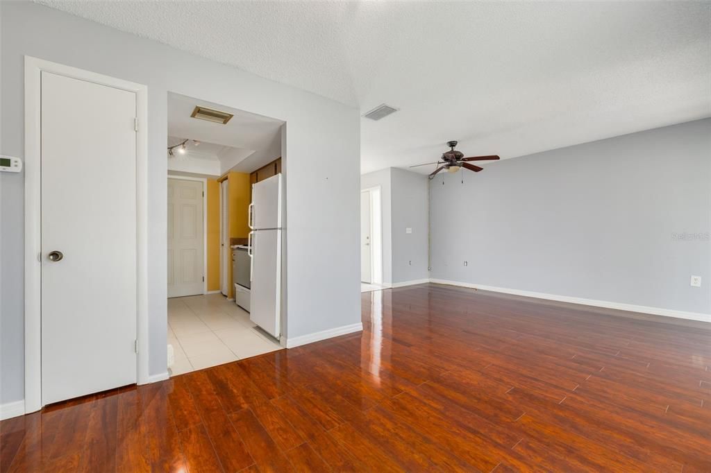 Active With Contract: $180,000 (1 beds, 1 baths, 814 Square Feet)