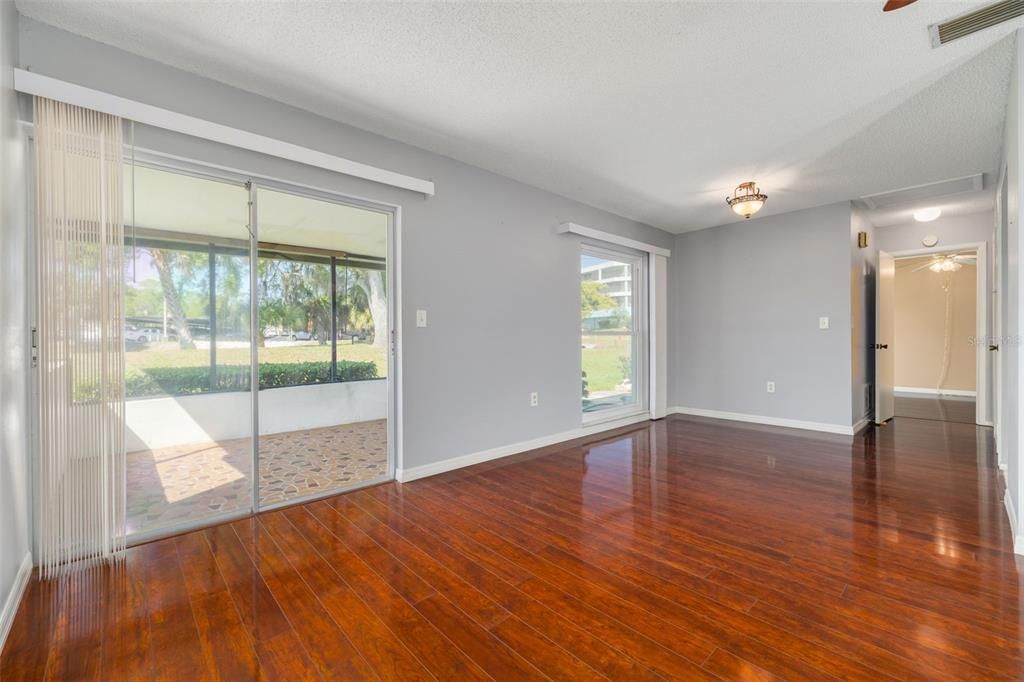 Active With Contract: $180,000 (1 beds, 1 baths, 814 Square Feet)