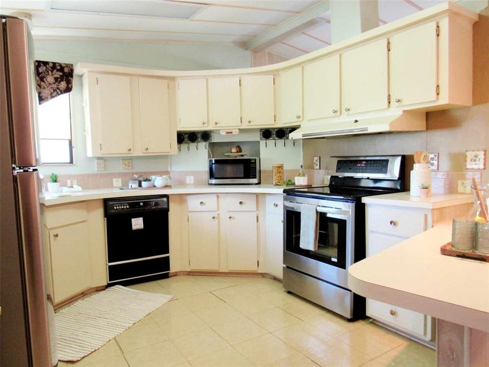 For Sale: $109,900 (2 beds, 2 baths, 1008 Square Feet)