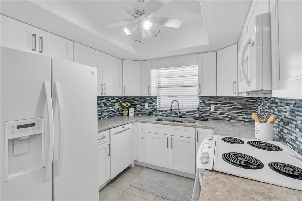 For Sale: $274,000 (1 beds, 1 baths, 884 Square Feet)