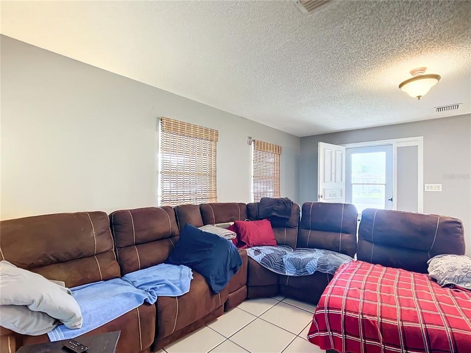 For Sale: $180,000 (3 beds, 2 baths, 1304 Square Feet)