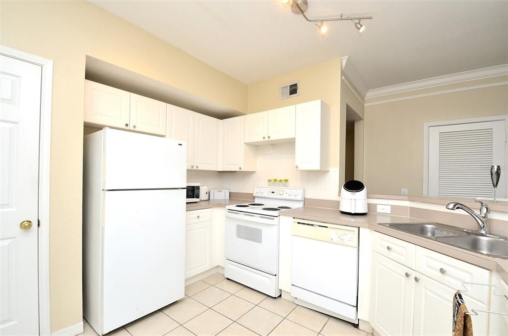 For Sale: $380,000 (2 beds, 2 baths, 1320 Square Feet)
