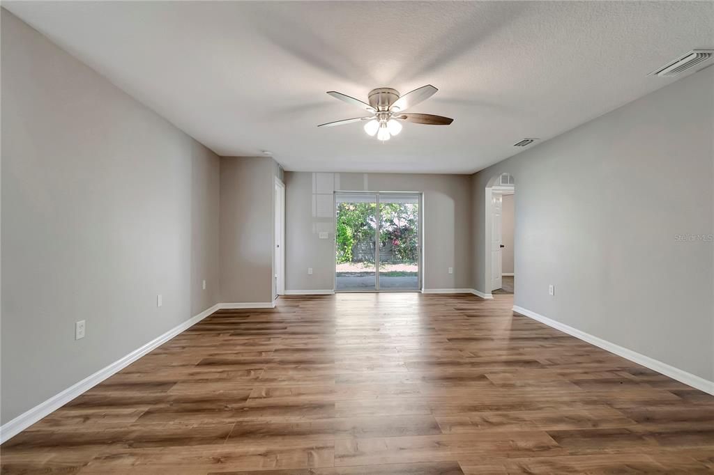 For Sale: $327,500 (3 beds, 2 baths, 1484 Square Feet)