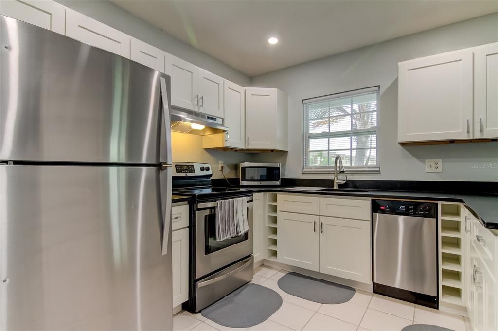 Active With Contract: $289,999 (2 beds, 1 baths, 1100 Square Feet)