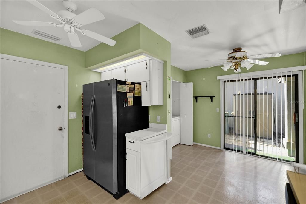 Active With Contract: $199,900 (2 beds, 2 baths, 1298 Square Feet)