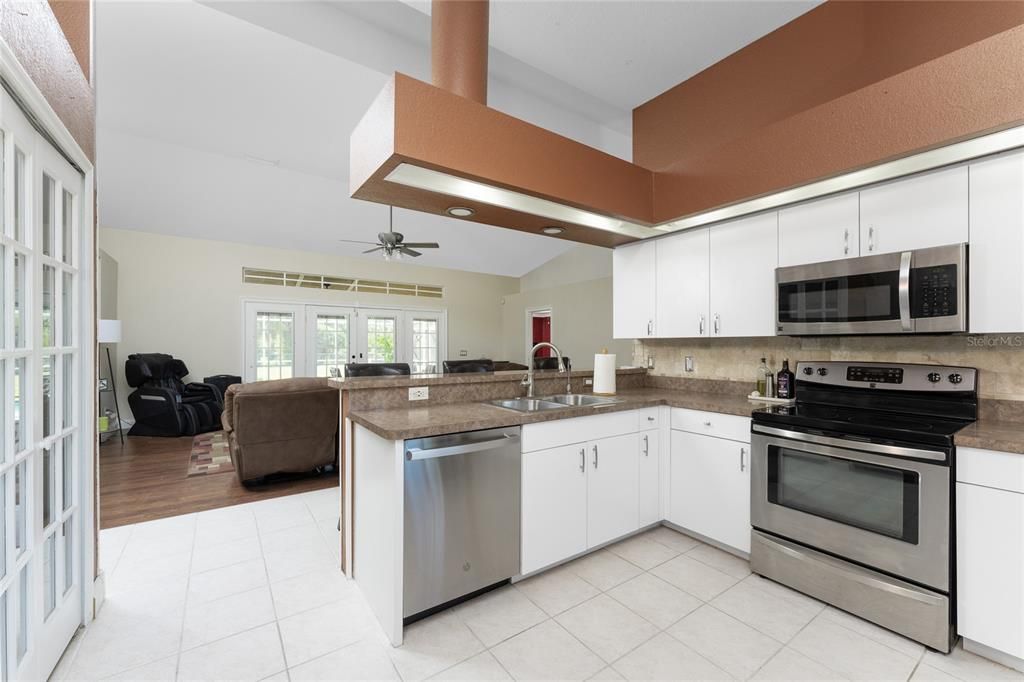 Active With Contract: $539,900 (4 beds, 2 baths, 2081 Square Feet)