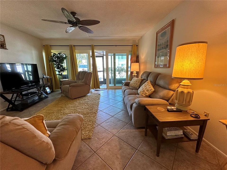 Active With Contract: $1,800 (2 beds, 1 baths, 888 Square Feet)