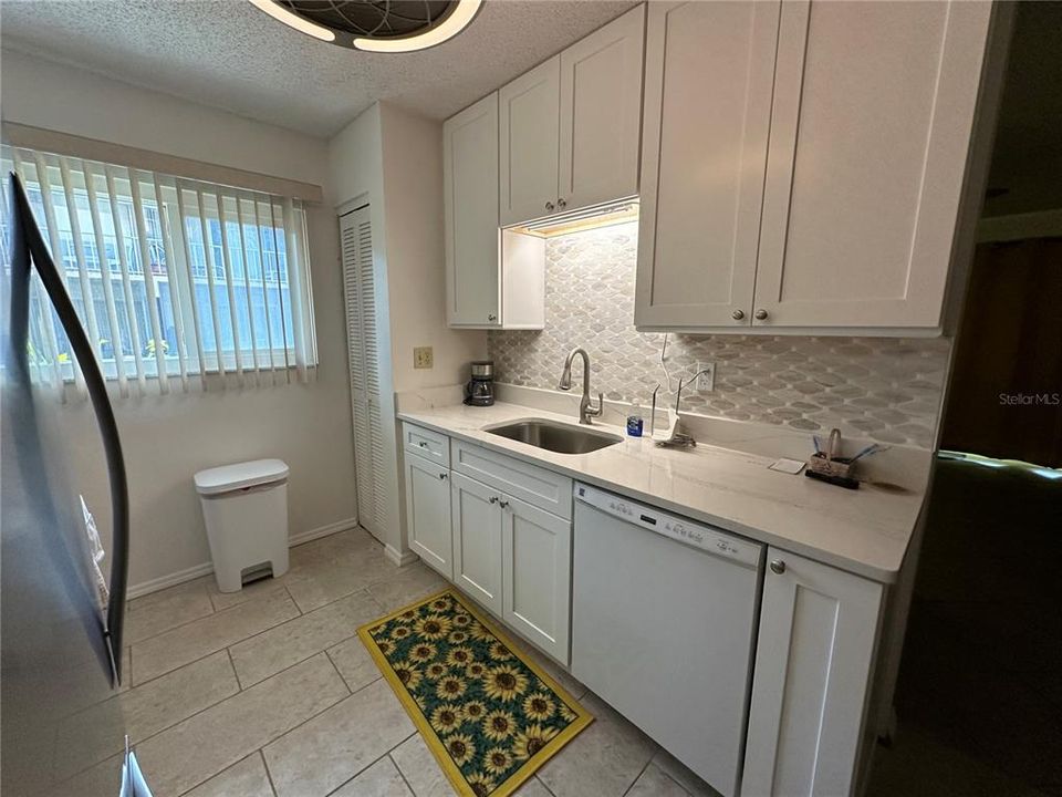 Active With Contract: $1,800 (2 beds, 1 baths, 888 Square Feet)