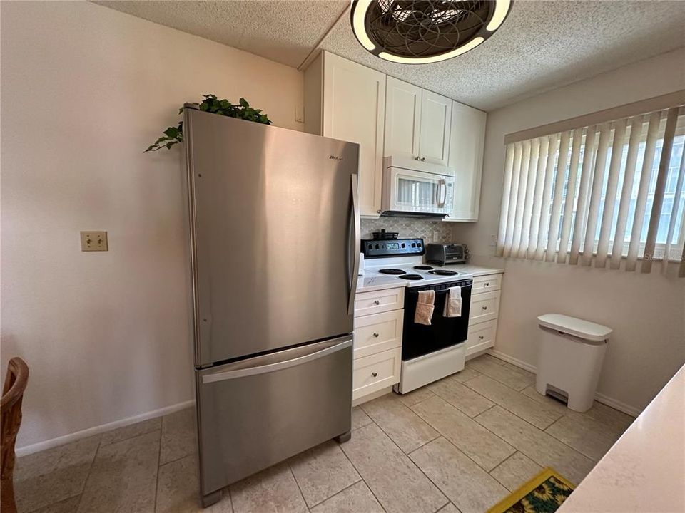 Active With Contract: $1,800 (2 beds, 1 baths, 888 Square Feet)