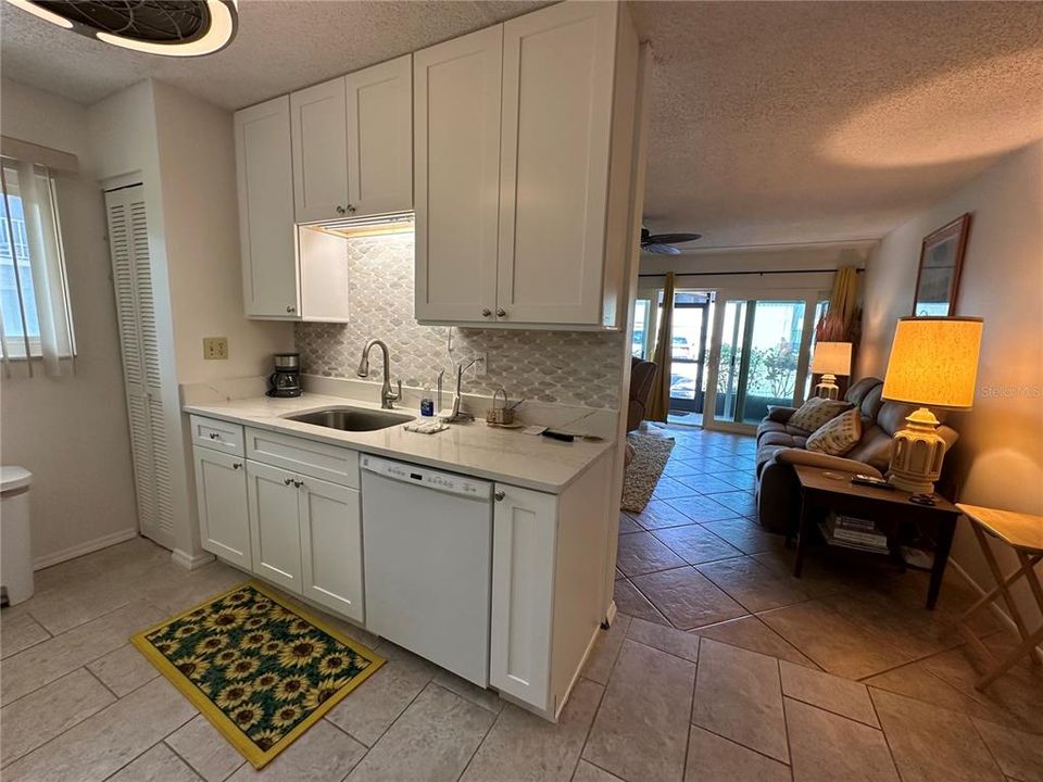 Active With Contract: $1,800 (2 beds, 1 baths, 888 Square Feet)