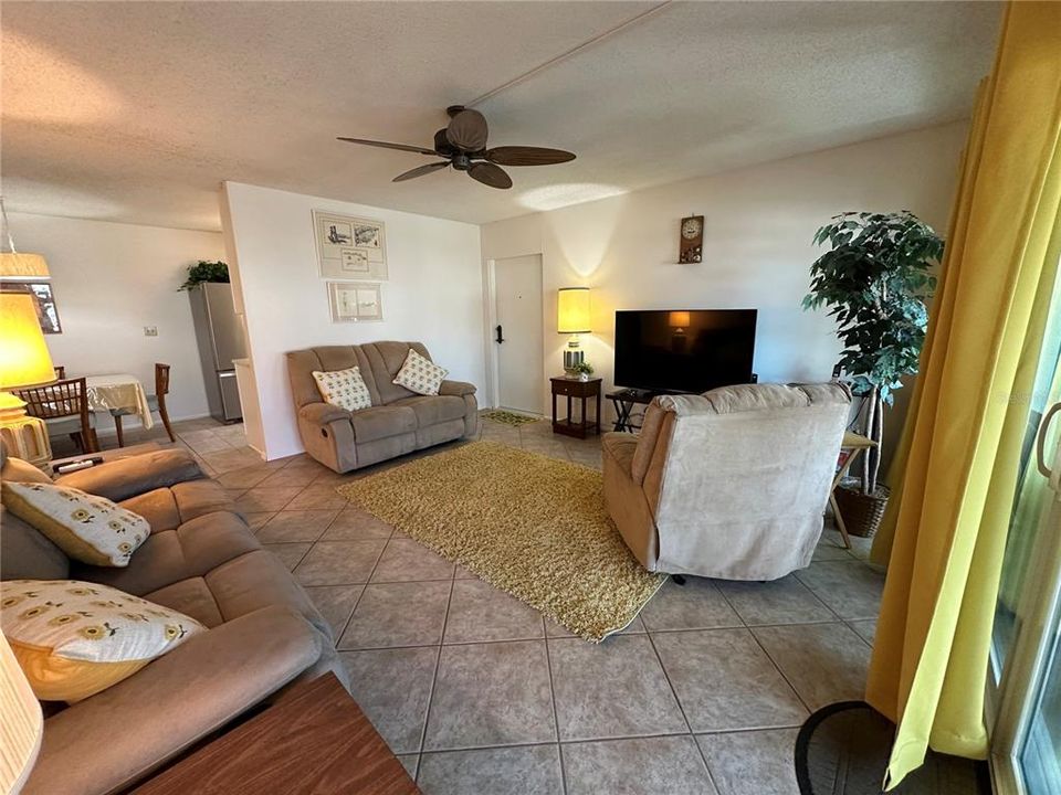 Active With Contract: $1,800 (2 beds, 1 baths, 888 Square Feet)