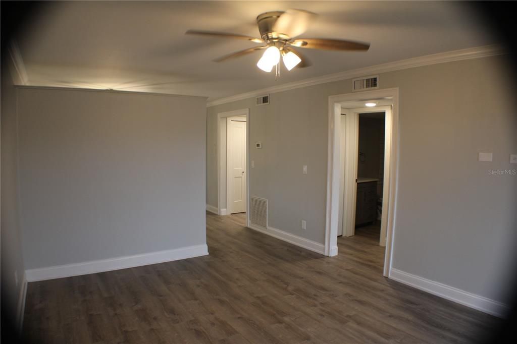 For Sale: $142,000 (1 beds, 1 baths, 678 Square Feet)