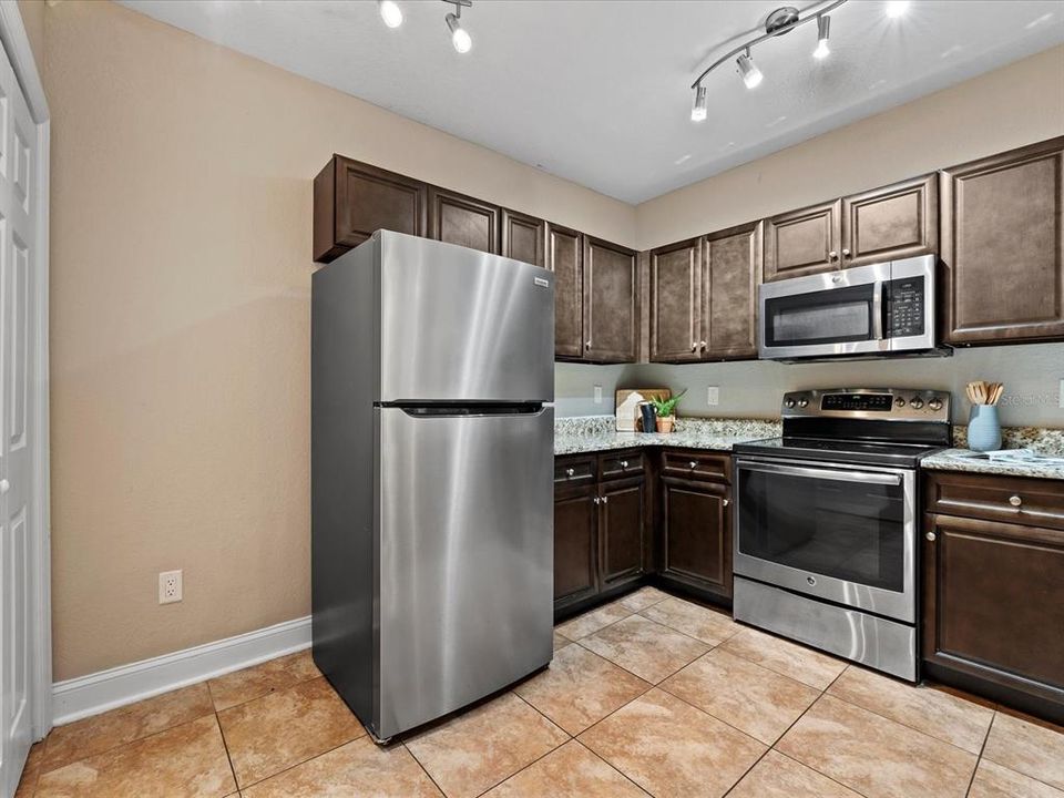 For Sale: $275,000 (2 beds, 2 baths, 1115 Square Feet)