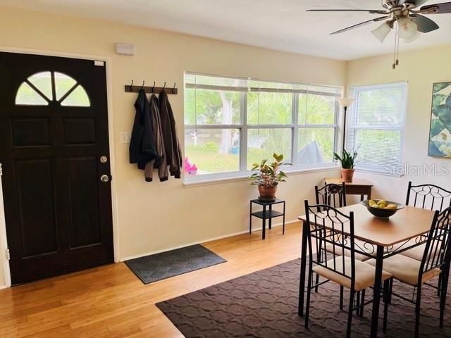 Recently Sold: $359,900 (2 beds, 1 baths, 992 Square Feet)