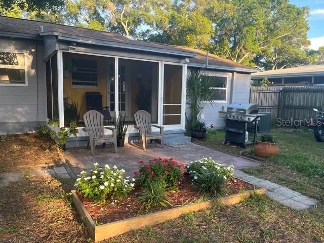 Recently Sold: $359,900 (2 beds, 1 baths, 992 Square Feet)