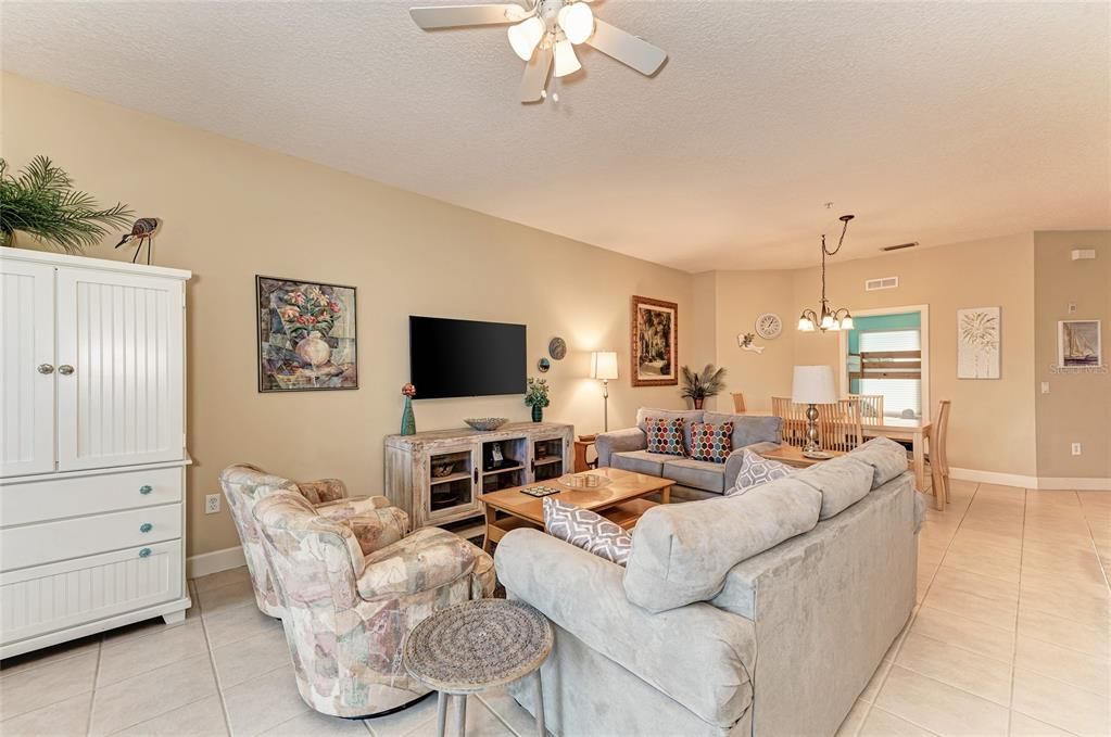 Active With Contract: $825,000 (3 beds, 2 baths, 1268 Square Feet)