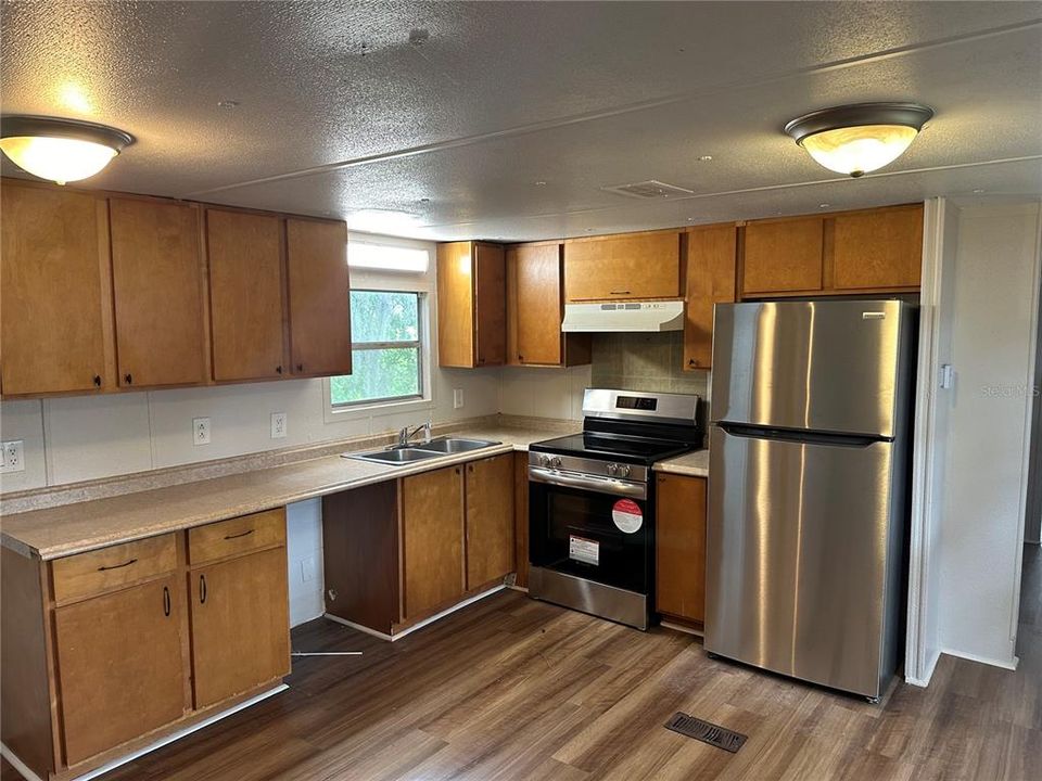 Active With Contract: $134,900 (2 beds, 2 baths, 924 Square Feet)