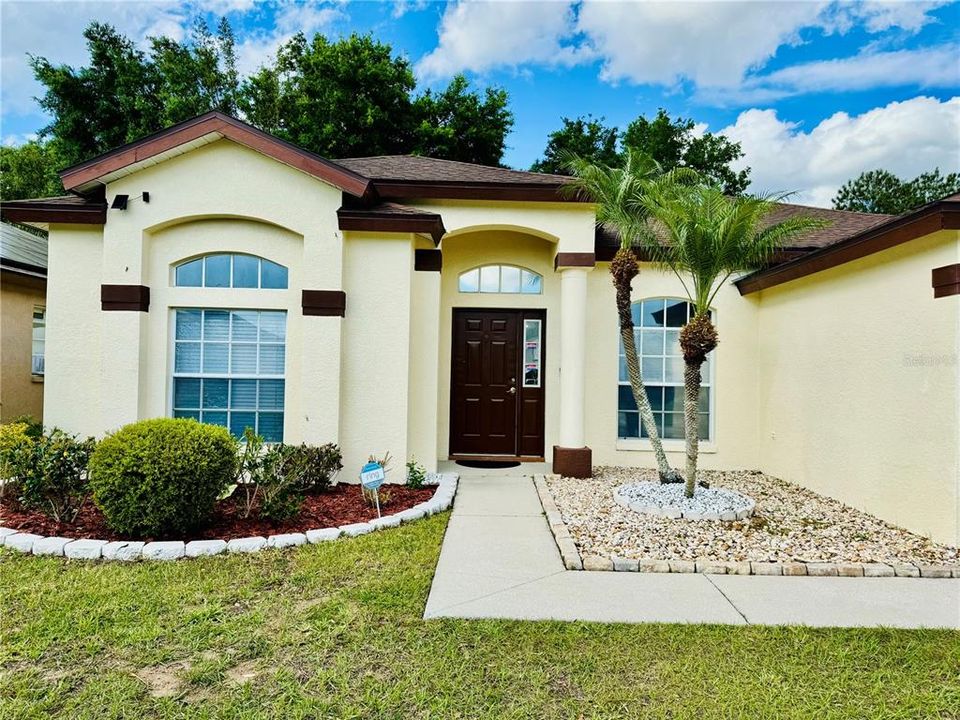 Active With Contract: $2,800 (4 beds, 2 baths, 2261 Square Feet)