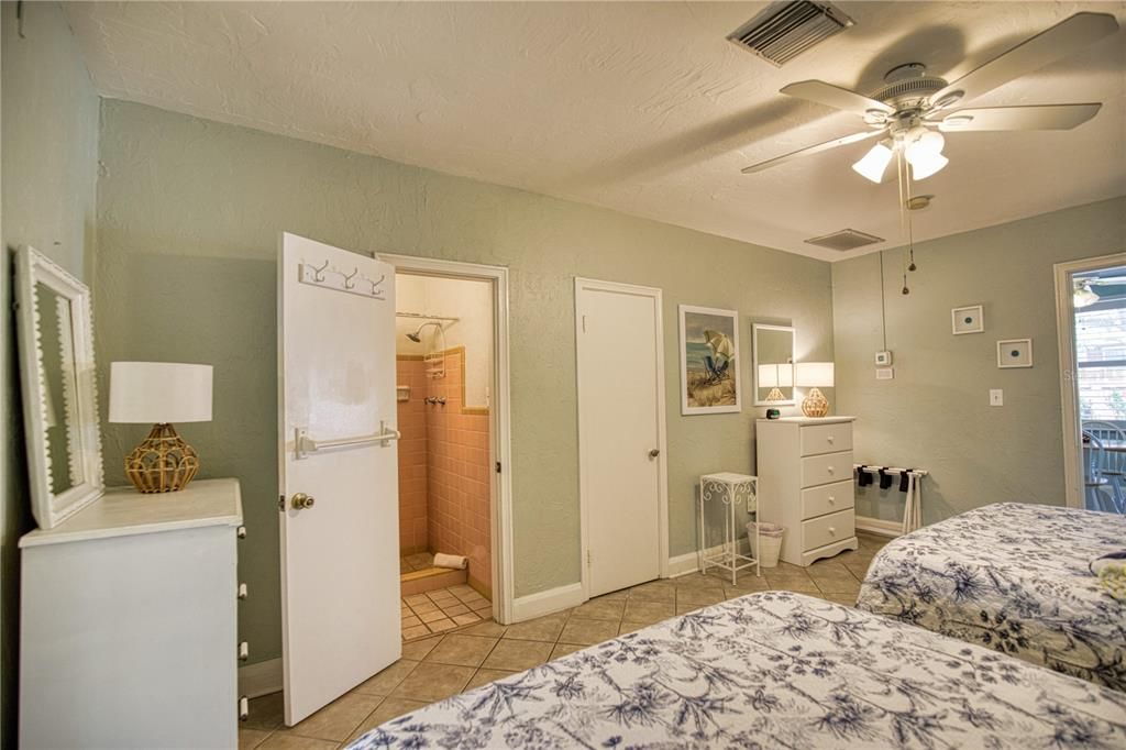 For Sale: $399,000 (1 beds, 1 baths, 450 Square Feet)