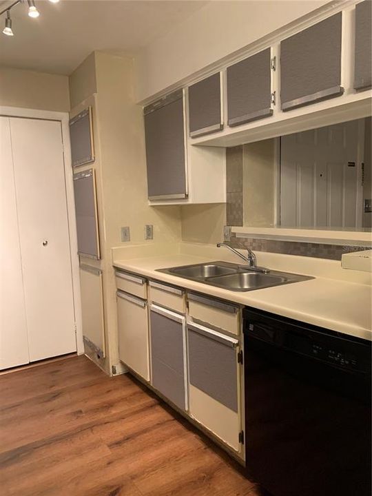 Active With Contract: $150,000 (1 beds, 1 baths, 660 Square Feet)