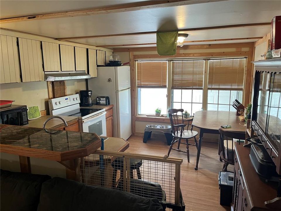For Sale: $120,000 (2 beds, 1 baths, 720 Square Feet)
