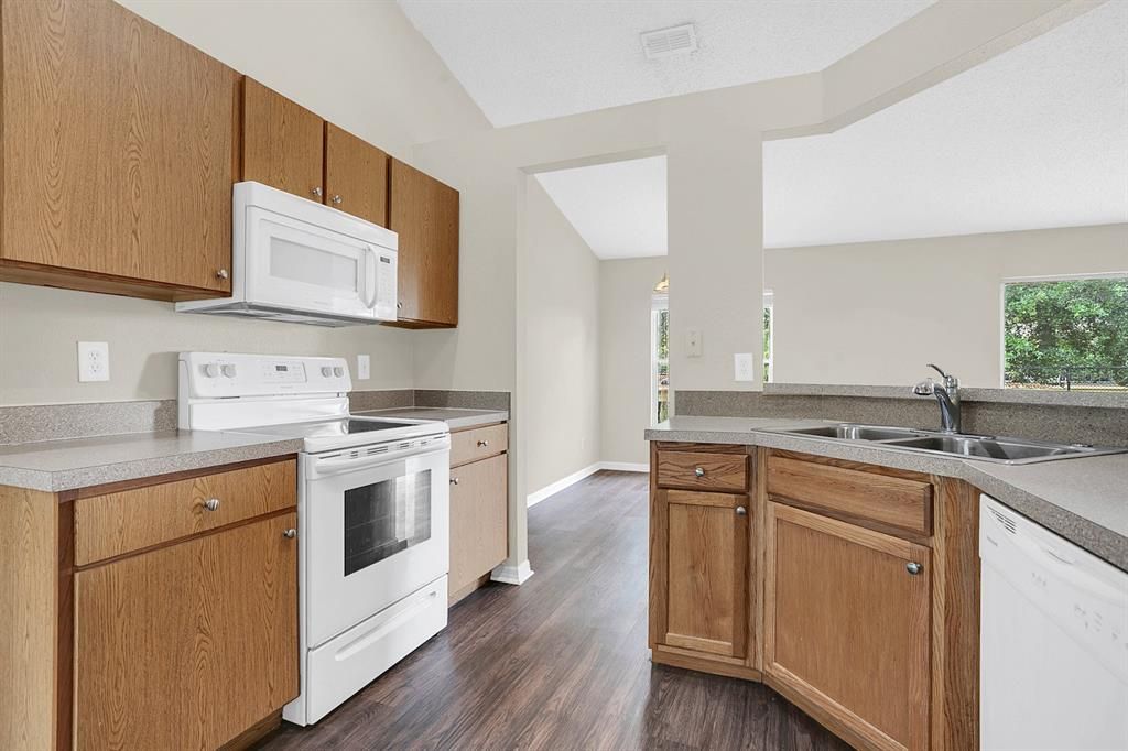 Active With Contract: $324,900 (3 beds, 2 baths, 1503 Square Feet)