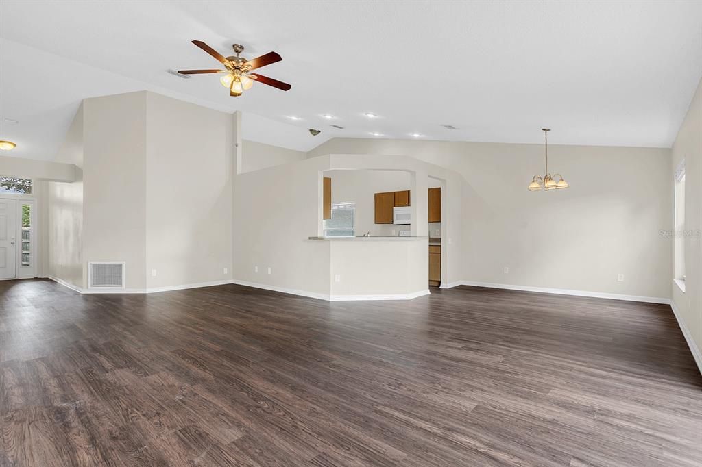 Active With Contract: $324,900 (3 beds, 2 baths, 1503 Square Feet)