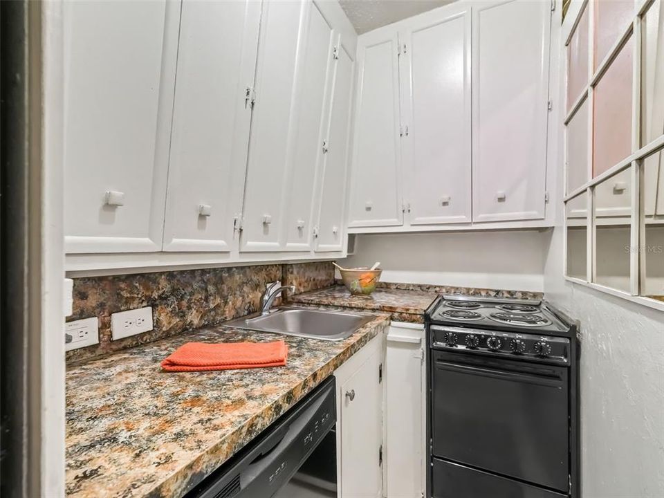 For Sale: $98,750 (1 beds, 1 baths, 462 Square Feet)