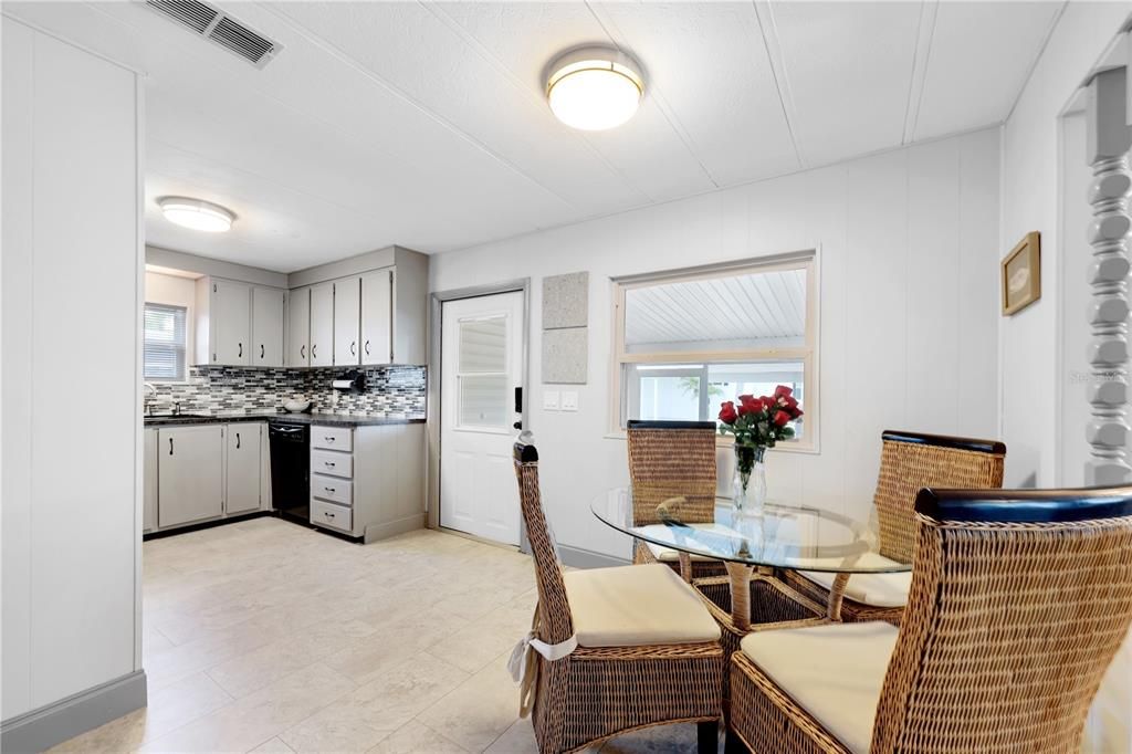 Active With Contract: $179,900 (2 beds, 2 baths, 864 Square Feet)