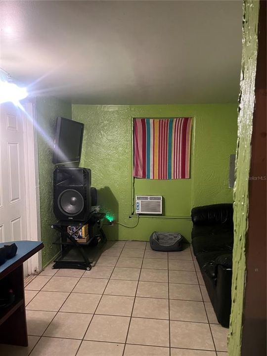For Sale: $130,000 (1 beds, 1 baths, 512 Square Feet)