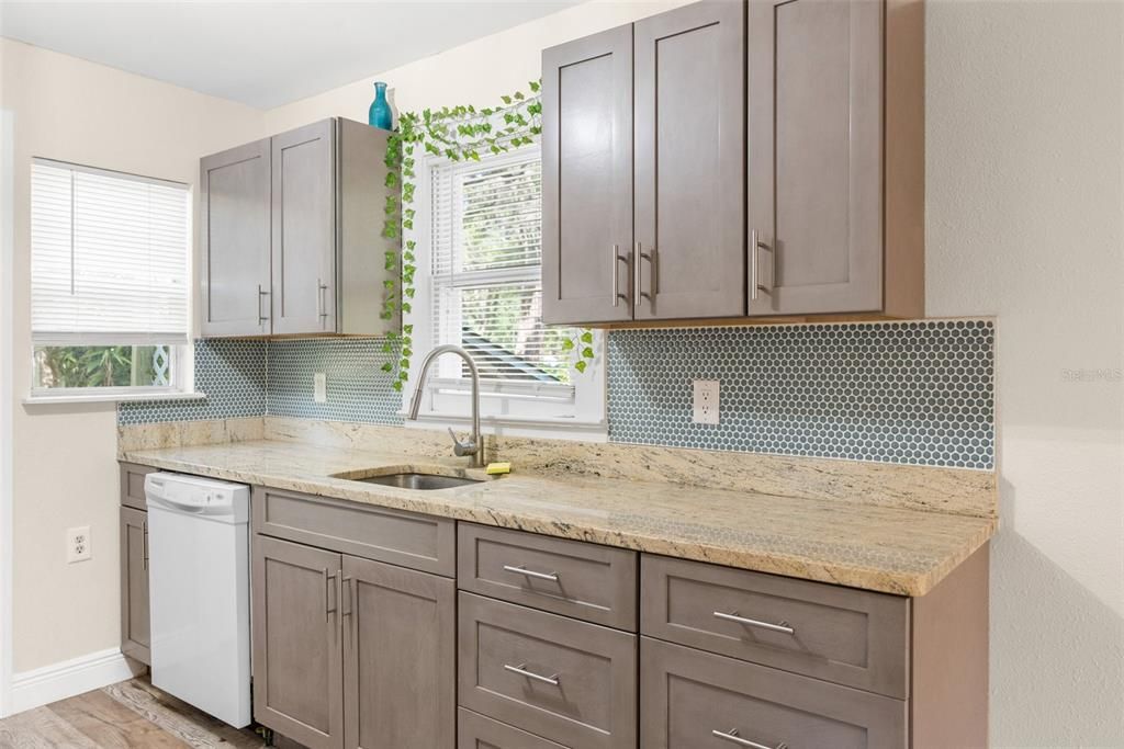 Active With Contract: $169,000 (2 beds, 1 baths, 672 Square Feet)