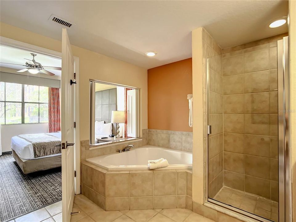 For Sale: $244,900 (2 beds, 2 baths, 957 Square Feet)