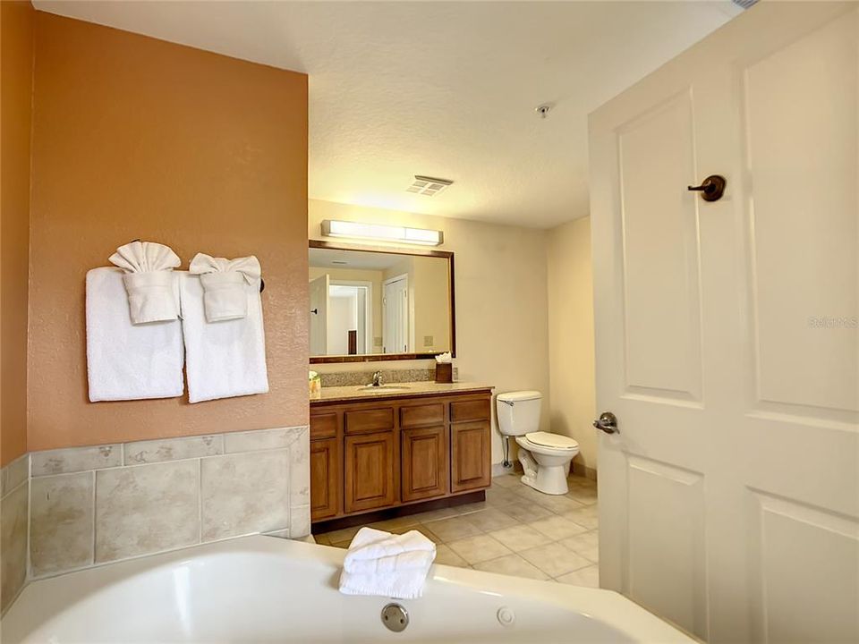 For Sale: $244,900 (2 beds, 2 baths, 957 Square Feet)