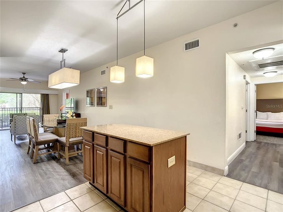 For Sale: $244,900 (2 beds, 2 baths, 957 Square Feet)