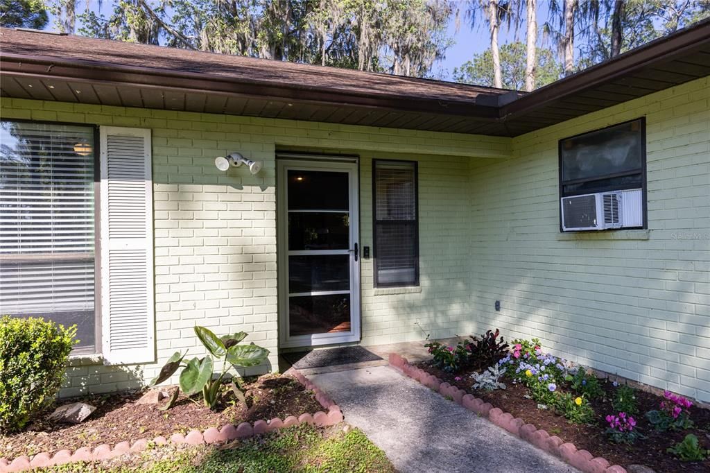Active With Contract: $354,900 (3 beds, 2 baths, 1948 Square Feet)