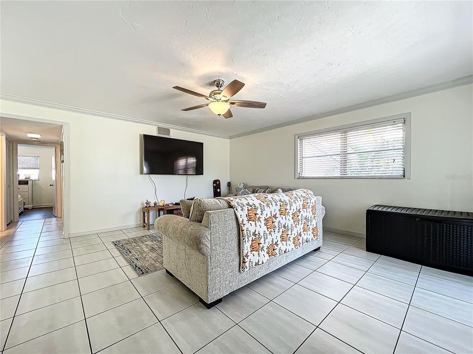 For Sale: $200,000 (2 beds, 2 baths, 891 Square Feet)