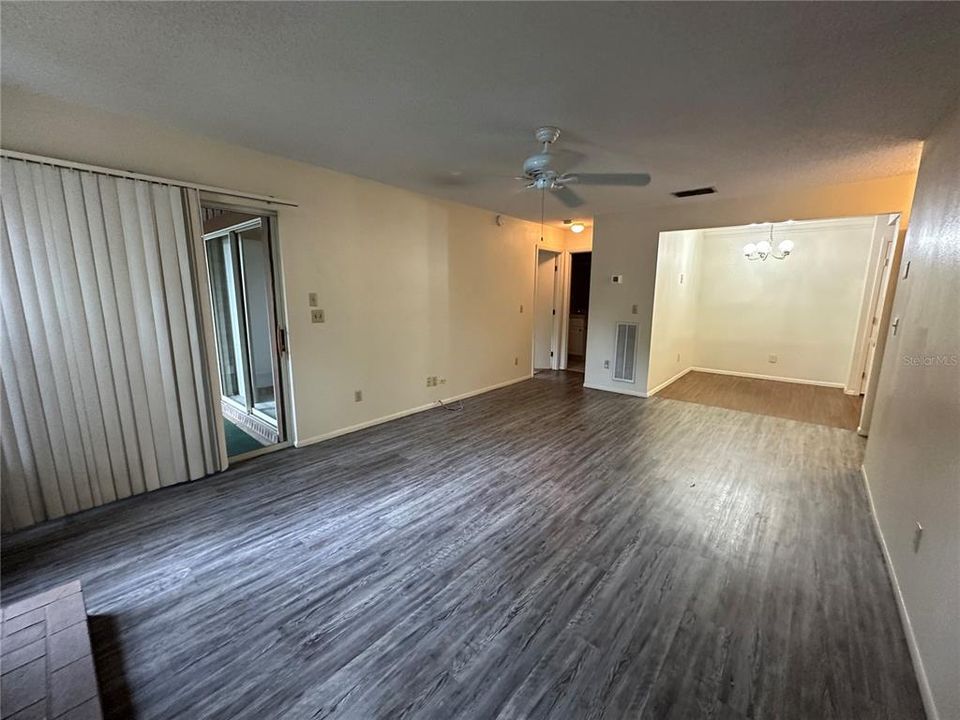 Active With Contract: $1,300 (1 beds, 1 baths, 900 Square Feet)