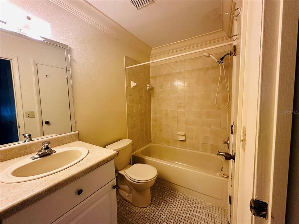 最近租的: $1,300 (1 贝兹, 1 浴室, 900 平方英尺)