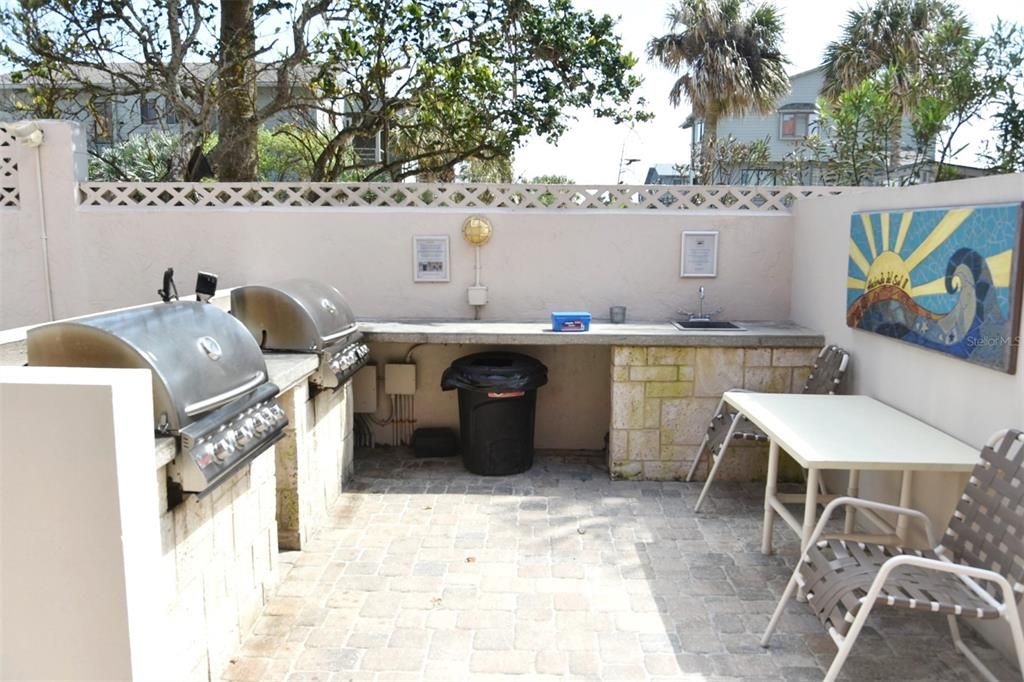 Grill Island w/ 2 natural gas grills and sink.