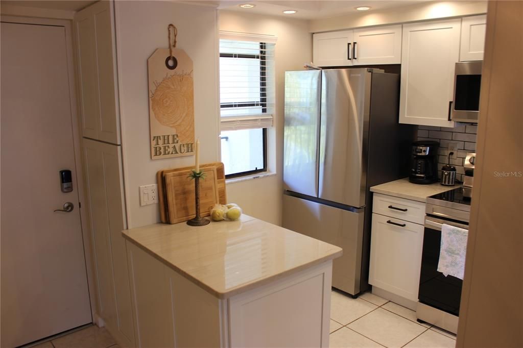 For Sale: $649,000 (2 beds, 2 baths, 1070 Square Feet)