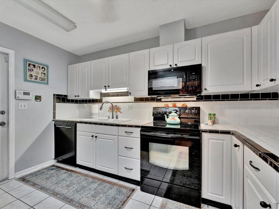 For Sale: $295,000 (2 beds, 2 baths, 1916 Square Feet)