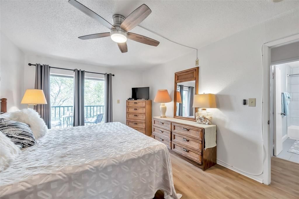 Active With Contract: $299,900 (2 beds, 1 baths, 845 Square Feet)