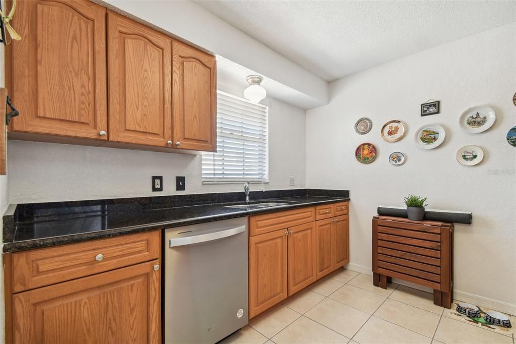 Active With Contract: $194,499 (2 beds, 2 baths, 1306 Square Feet)