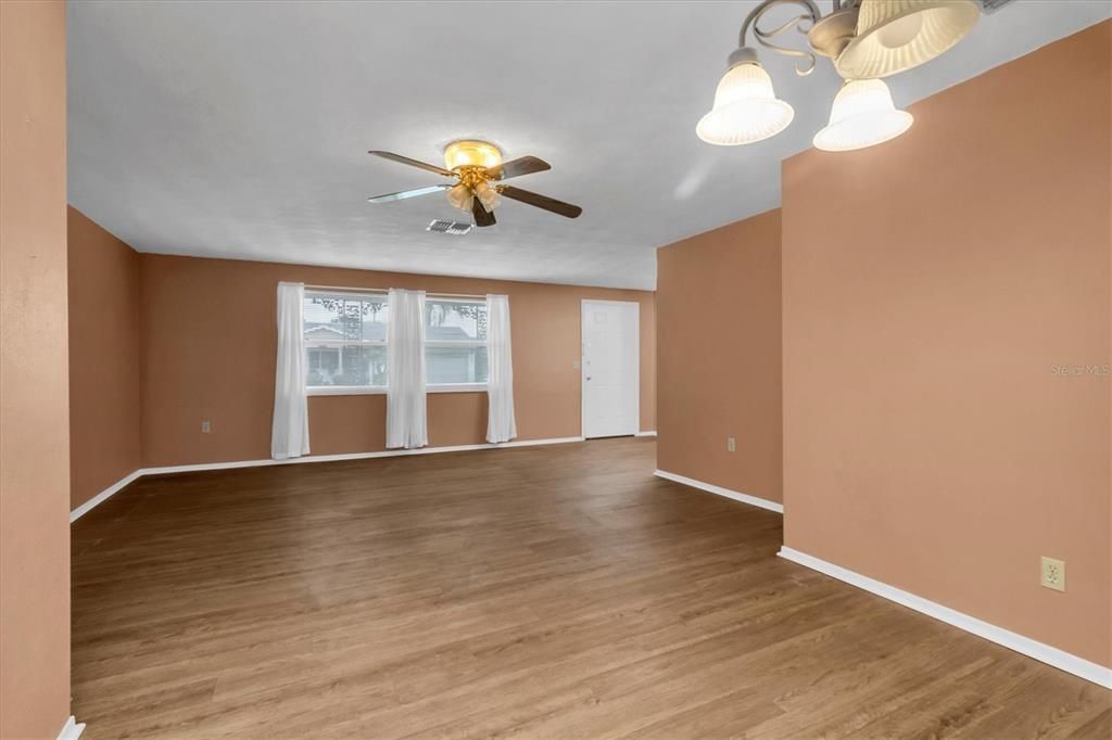 Active With Contract: $275,000 (2 beds, 2 baths, 1420 Square Feet)