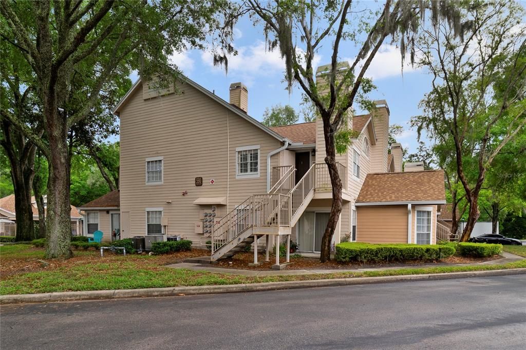 Located just minutes from I-4, Merrill Park, Uptown Altamonte, Cranes Roost Park and less than 30 minutes to Downtown Orlando and tons of local shops, restaurants and so much more!