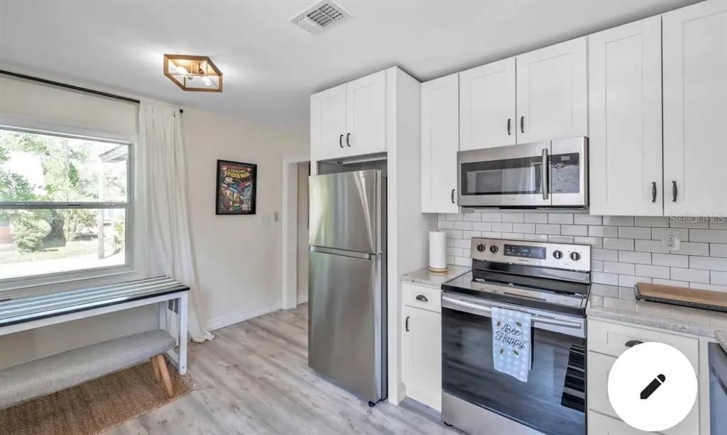 Active With Contract: $1,900 (3 beds, 1 baths, 880 Square Feet)