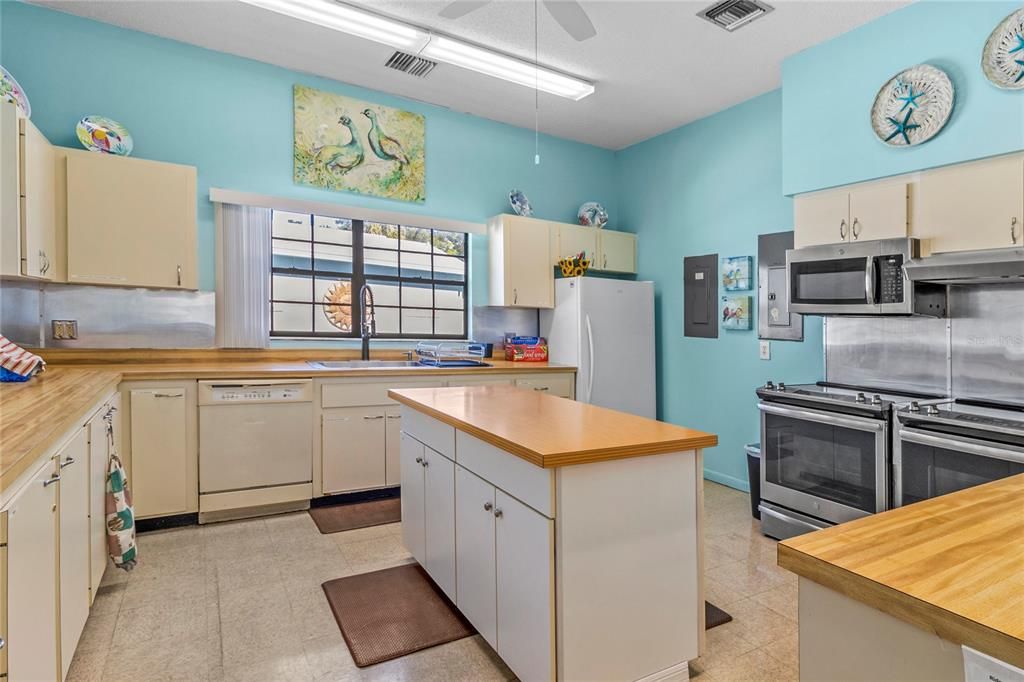 Active With Contract: $149,900 (2 beds, 2 baths, 989 Square Feet)