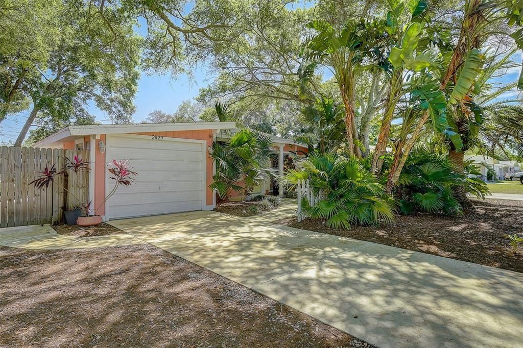 Active With Contract: $359,900 (2 beds, 1 baths, 1024 Square Feet)