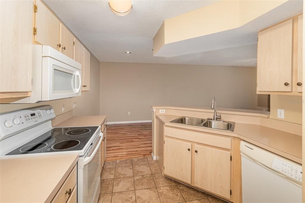 Recently Sold: $214,900 (1 beds, 1 baths, 732 Square Feet)