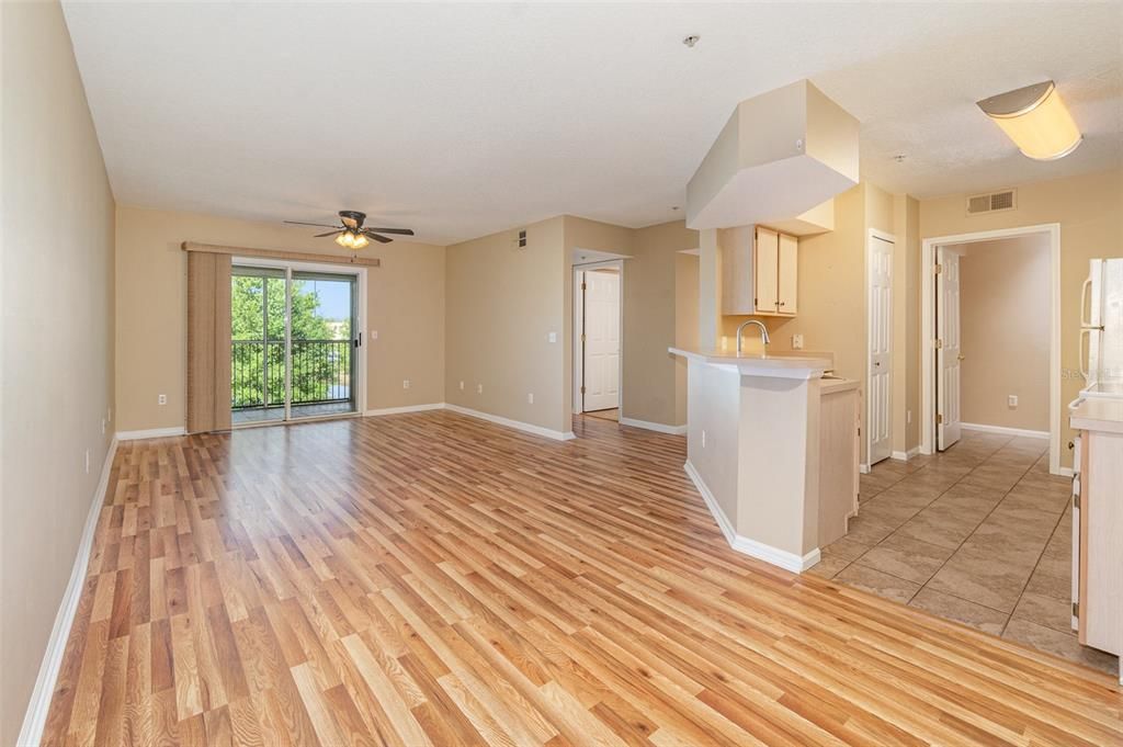 Active With Contract: $214,900 (1 beds, 1 baths, 732 Square Feet)